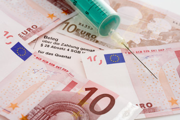 Euro -Banknoten und- Spritze , close up