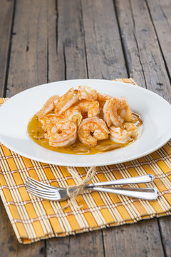 Plato de marisco langostinos gambas al ajillo raci&oacute;n restaurante