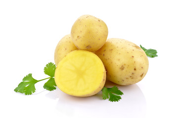 Surowe ziemniaki na białym tle