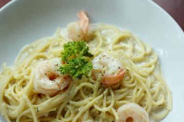 spaghetti with shrimp and white cream sauce.