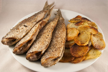 Bratheringe mit Bratkartoffeln