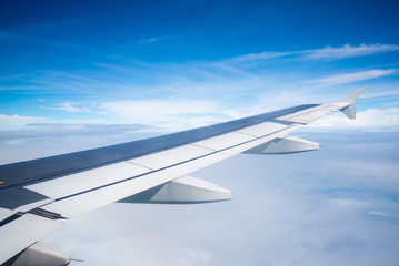 Obraz premium Wing of an airplane flying in the sky so beautiful.