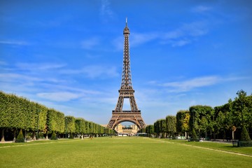Naklejka premium Eiffel Tower, iconic Paris landmark with vibrant blue sky