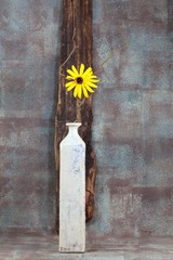 Stillleben : Vase mit gelber Blume