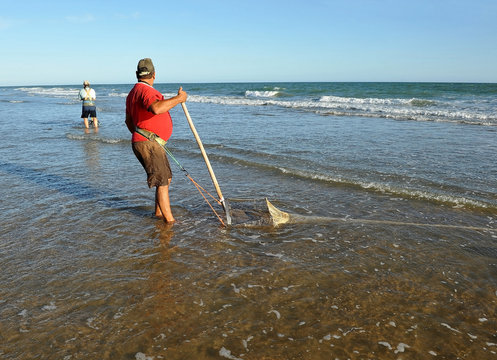 Mariscador en las playas de Andaluc&iacute;a, Espa&ntilde;a