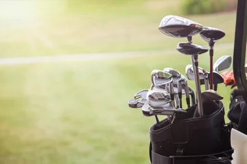 Tableaux ronds sur aluminium brossé Golf ensemble de clubs de golf sur fond de champ vert