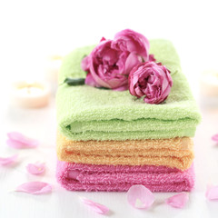 Obraz na płótnie Canvas Spa: rose petals, towels, candles