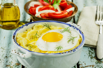 mashed potatoes with fried egg
