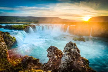 Fotobehang Romantische stijl IJsland, Godafoss bij zonsondergang, prachtige waterval, lange blootstelling