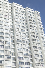Fototapeta premium Fassade eines modernen Wohngebäudes in Paris, Frankreich