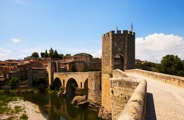 Obraz premium Old city gate on medieval bridge