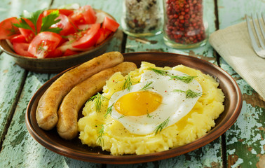 mashed potatoes with fried egg and sausage
