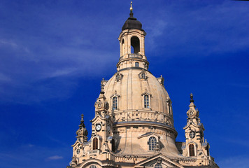 Fototapeta na wymiar Kuppel der Frauenkirche vor blauem Himmel