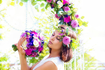 Obraz na płótnie Canvas Bridesmaid with a wedding bouquet. Arch for wedding ceremony dec