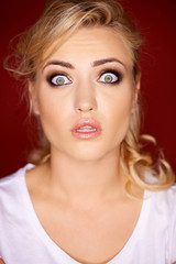 Naklejka premium Beautiful woman with a horrified expression