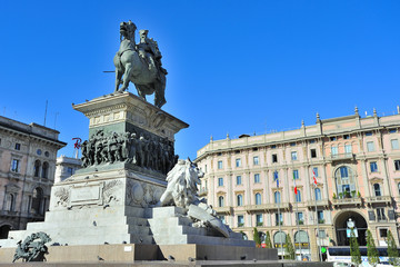 Milano Piazza Duomo - monumento Vittorio Emanuele