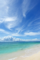 美しいエメラルドグリーンの海