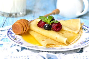 Flapjacks with berries and honey.