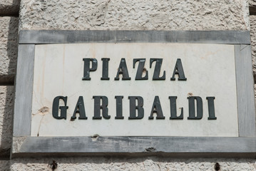 Targa Piazza Garibaldi, Segnale