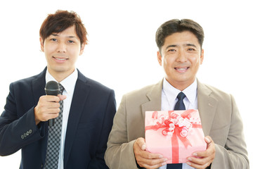 笑顔の二人のビジネスマン