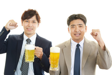 ビールを飲む笑顔のビジネスマン