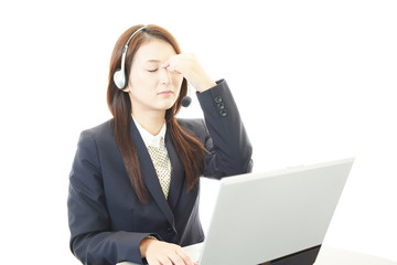 疲れた表情のオペレーター