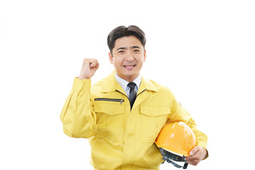 ガッツポーズの作業員