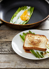 Asparagus ith egg on pan