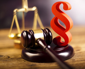 Gavel court and paragraph sign 