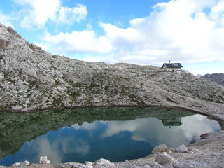 Piscaduhütte mit See