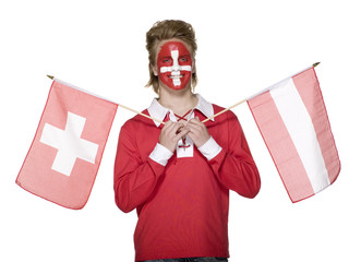 Mann mit Schweizer Flagge auf Gesicht gemalt 