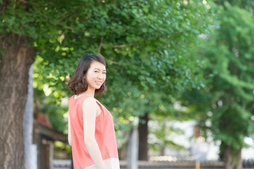 振り返る若い女性