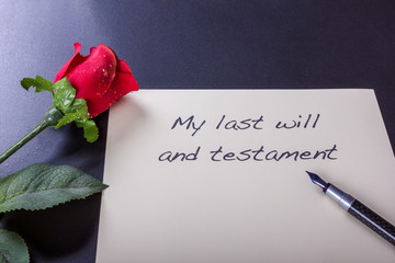 Testament und letzter Wille mit roter Rose