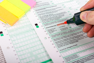 Steuererklärung mit Textmarker