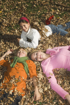  Mutter und Kinder auf Herbst Blätter liegen , erhöhte Ansicht