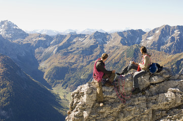 Fototapeta premium Österreich, Salzburger Land , Junges Paar eine Pause