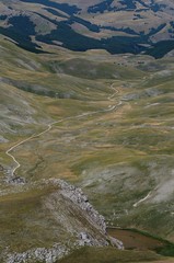Panorama in estate delle valli e montagne del centro Abruzzo, Italia