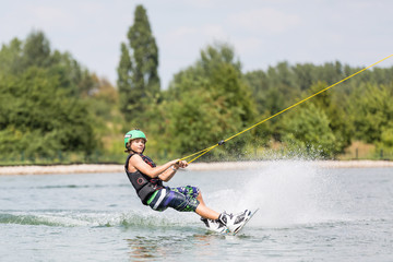 Jugendlicher beim Wassersport Wakeboarden