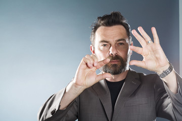 Erfolgreicher Geschäftsmann erklärt seinen kreativ Vision