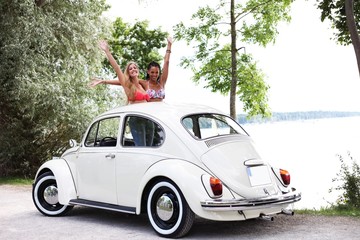 junge Frauen fahren in Urlaub