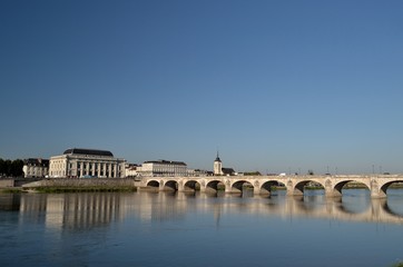 Fototapeta na wymiar Pont César et théâtre de Saumur