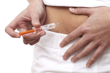 Junge Frau injiziert sich selbst Heparin