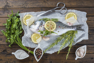 Dorada fresca en la cocina pescado rudo saludable para comer