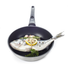 Sartén con pescado fresco aderezado aislado sobre fondo blanco