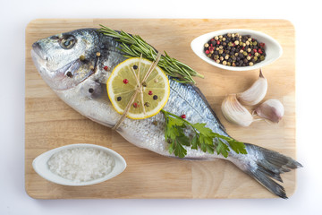 Dorada fresca preparada para ser horneada en la cocina