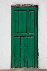 Alte, grüne, frisch gestrichene Tür