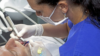 Zahnarzthelferin bei der Zahnbehandlung