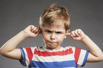 Kind hält sich die Ohren zu - Porträt Vorschulkind Junge
