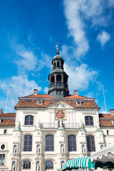 Fototapeta na wymiar Das Rathaus in Lüneburg an einem Markttag
