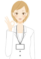 OKサインをするスーツ姿の笑顔の女性
